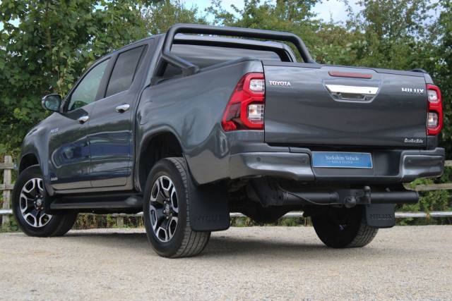 2021 Toyota Hilux 2.4 D-4D Invincible Auto 4WD Euro 6 (s/s) 4dr