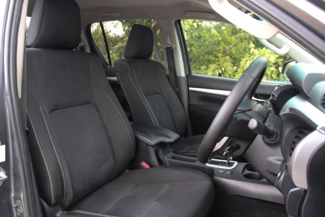 2021 Toyota Hilux 2.4 D-4D Invincible Auto 4WD Euro 6 (s/s) 4dr