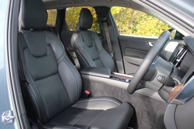 2022 Volvo XC60 2.0h T8 Recharge 18.8kWh Ultimate Dark Auto AWD Euro 6 (s/s) 5dr