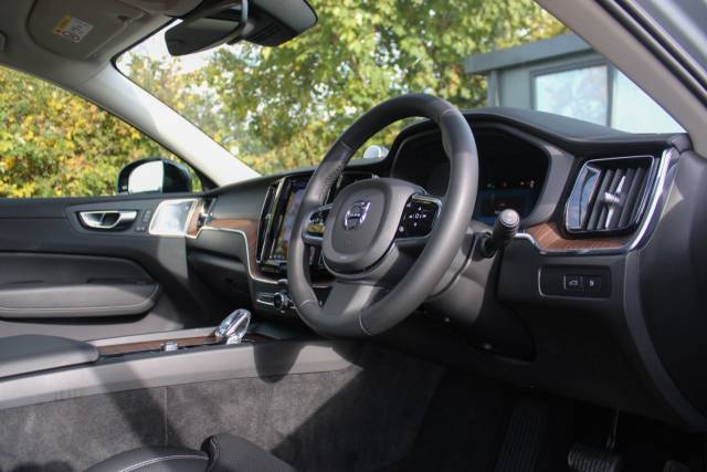 2022 Volvo XC60 2.0h T8 Recharge 18.8kWh Ultimate Dark Auto AWD Euro 6 (s/s) 5dr
