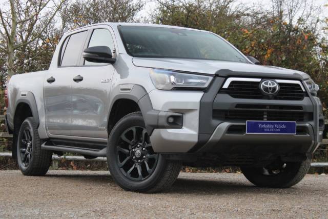 Toyota Hilux 2.8 D-4D Invincible X Auto 4WD Euro 6 (s/s) 4dr Pick Up Diesel Silver