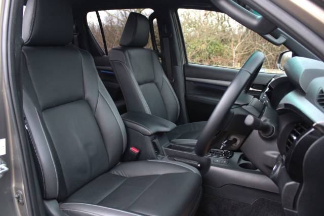 2023 Toyota Hilux 2.8 D-4D Invincible X Auto 4WD Euro 6 (s/s) 4dr