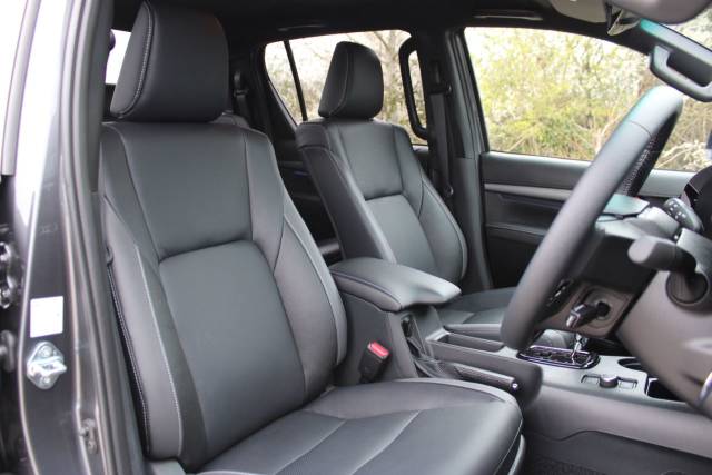 2025 Toyota Hilux 2.8 D-4D-h Invincible X D/Cab Hybrid 48V Auto