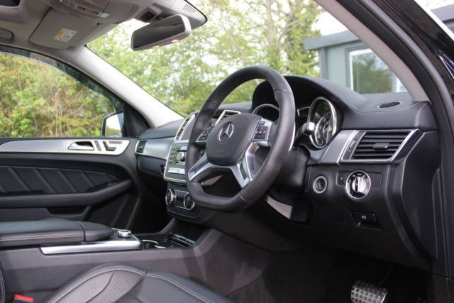 2014 Mercedes-Benz ML 63 AMG 5.5 ML63 V8 AMG SpdS+7GT 4WD Euro 5 (s/s) 5dr