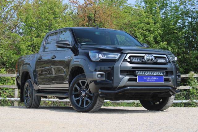 Toyota Hilux 2.8 D-4D Invincible X 4WD Euro 6 (s/s) 4dr Pick Up Diesel Black