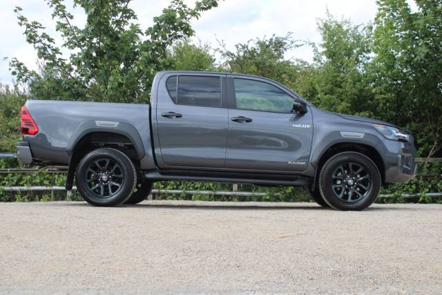 2025 Toyota Hilux 2.8 D-4D-h Invincible X D/Cab Hybrid 48V Auto