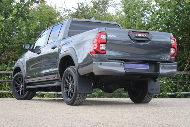 2025 Toyota Hilux 2.8 D-4D-h Invincible X D/Cab Hybrid 48V Auto