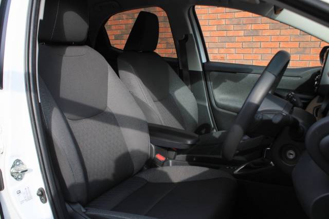 2021 Toyota Yaris 1.5 VVT-h Design E-CVT Euro 6 (s/s) 5dr