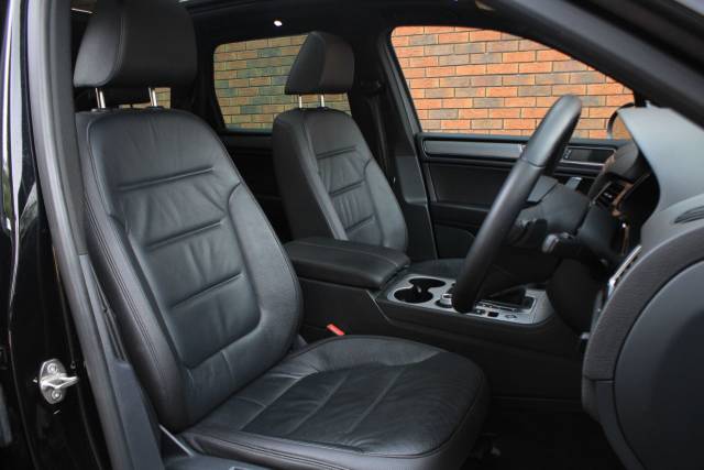 2014 Volkswagen Touareg 3.0 TDI V6 BlueMotion Tech R-Line Tiptronic 4WD Euro 6 (s/s) 5dr