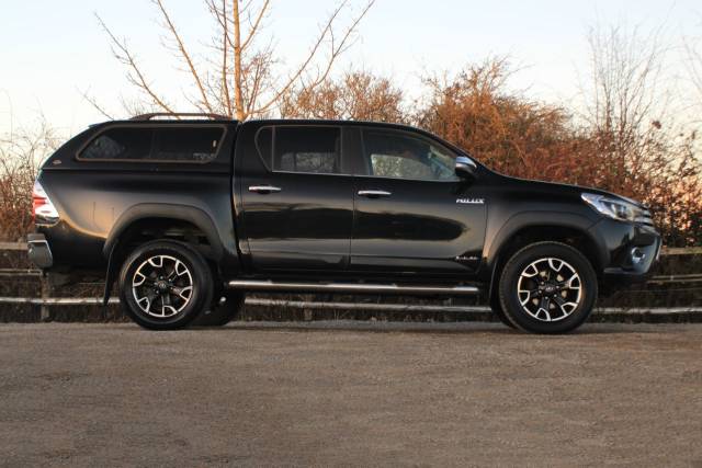 2017 Toyota Hilux 2.4 D-4D Invincible X Auto 4WD Euro 6 4dr (TSS, 3.5t)