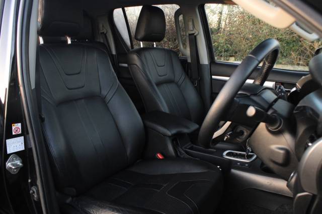 2017 Toyota Hilux 2.4 D-4D Invincible X Auto 4WD Euro 6 4dr (TSS, 3.5t)
