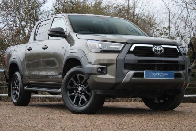 Toyota Hilux 2.8 D-4D Invincible X Auto 4WD Euro 6 (s/s) 4dr Pick Up Diesel Bronze