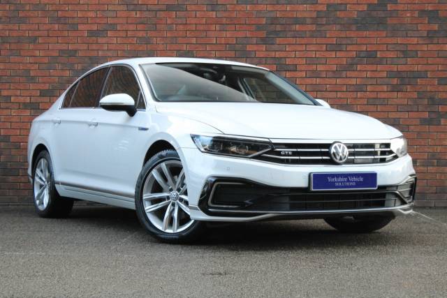 Volkswagen Passat 1.4 TSI 13kWh GTE Advance DSG Euro 6 (s/s) 4dr Saloon Petrol / Electric Hybrid White