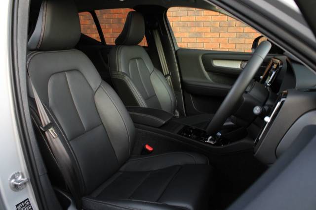 2024 Volvo XC40 2.0 B4 MHEV Ultra Dark DCT Auto Euro 6 (s/s) 5dr