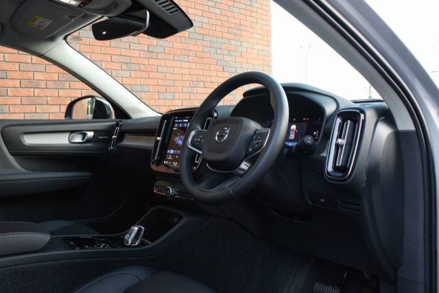 2024 Volvo XC40 2.0 B4 MHEV Ultra Dark DCT Auto Euro 6 (s/s) 5dr
