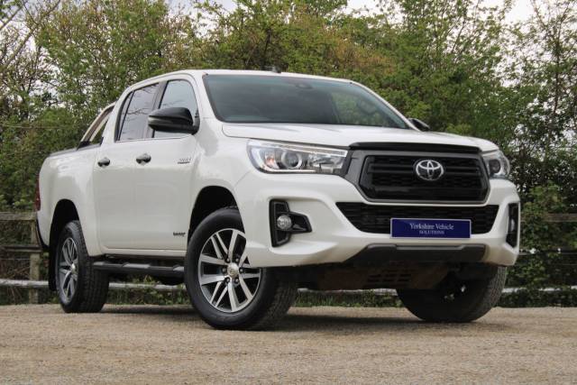 Toyota Hilux 2.4 D-4D Invincible X Auto 4WD Euro 6 (s/s) 4dr (TSS) Pick Up Diesel White
