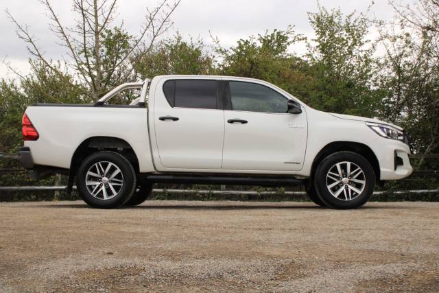 2019 Toyota Hilux 2.4 D-4D Invincible X Auto 4WD Euro 6 (s/s) 4dr (TSS)