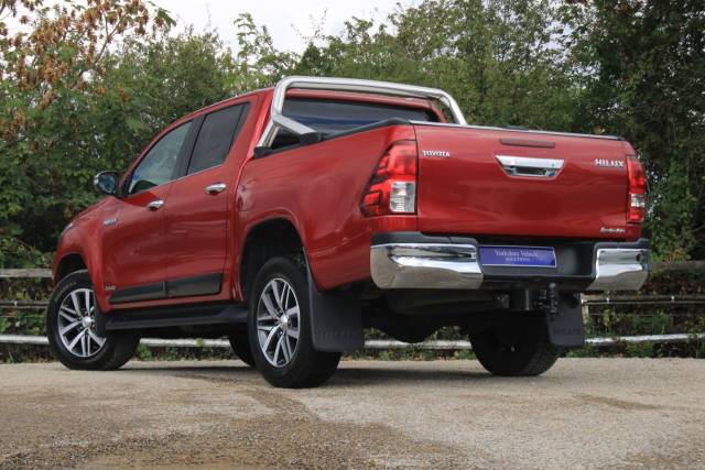 2017 Toyota Hilux 2.4 D-4D Invincible 4WD Euro 6 (s/s) 4dr (TSS, 3.5t)