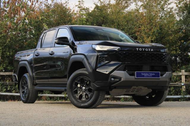 Toyota Hilux 2.8 D-4D-h Invincible X Auto AWD Euro 6 4dr Pick Up Diesel Black
